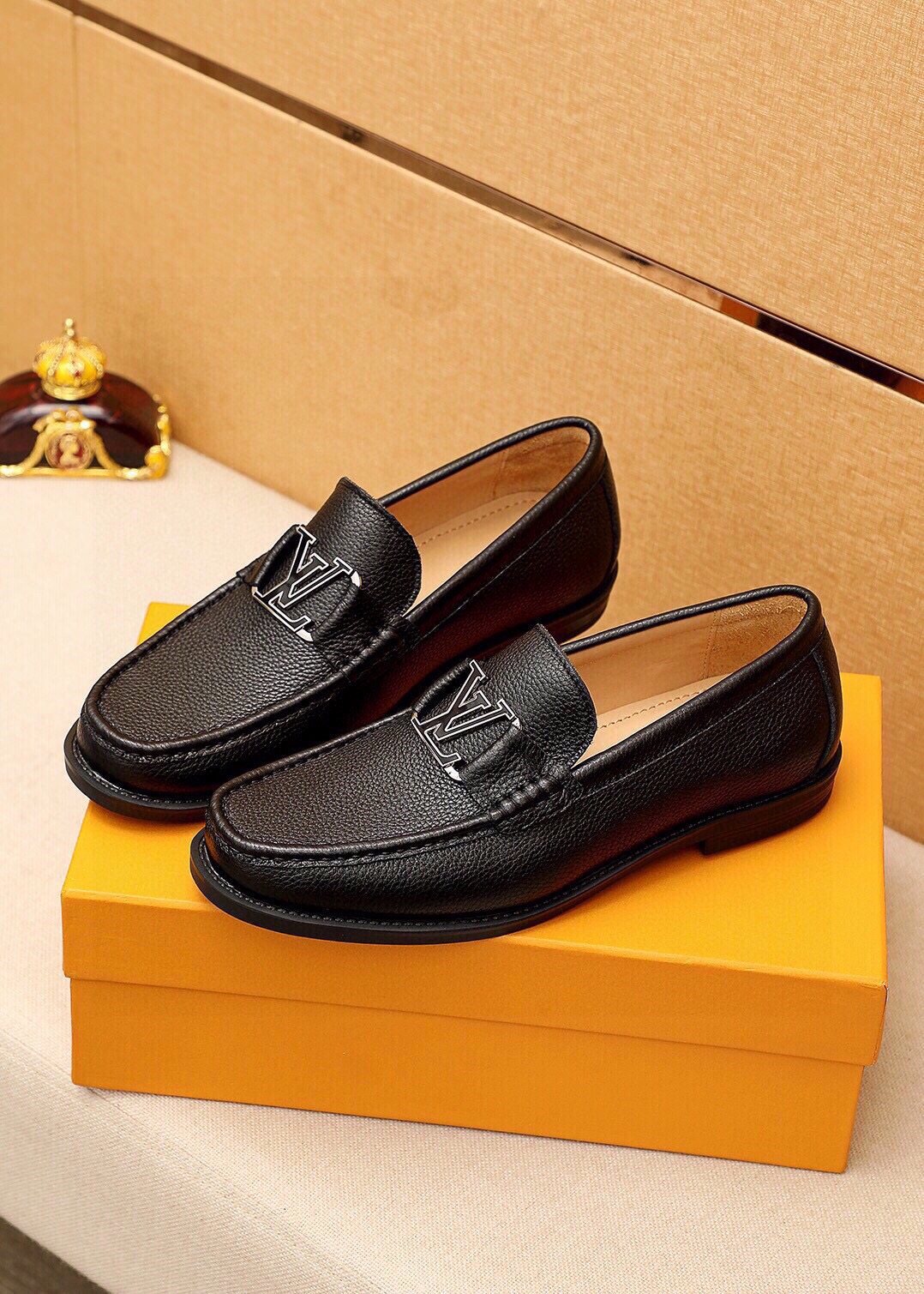 微商相册测试鞋子-Louis Vuitton Black Pebbled Loafers — front