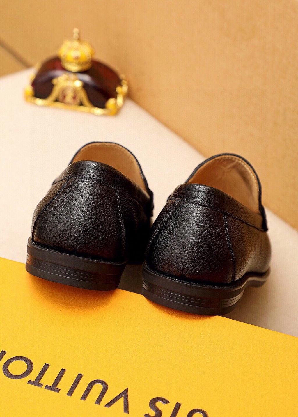 微商相册测试鞋子-Louis Vuitton Black Pebbled Loafers — back