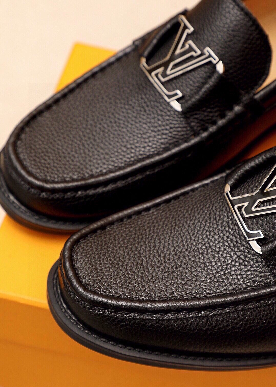 微商相册测试鞋子-Louis Vuitton Black Pebbled Loafers — detail
