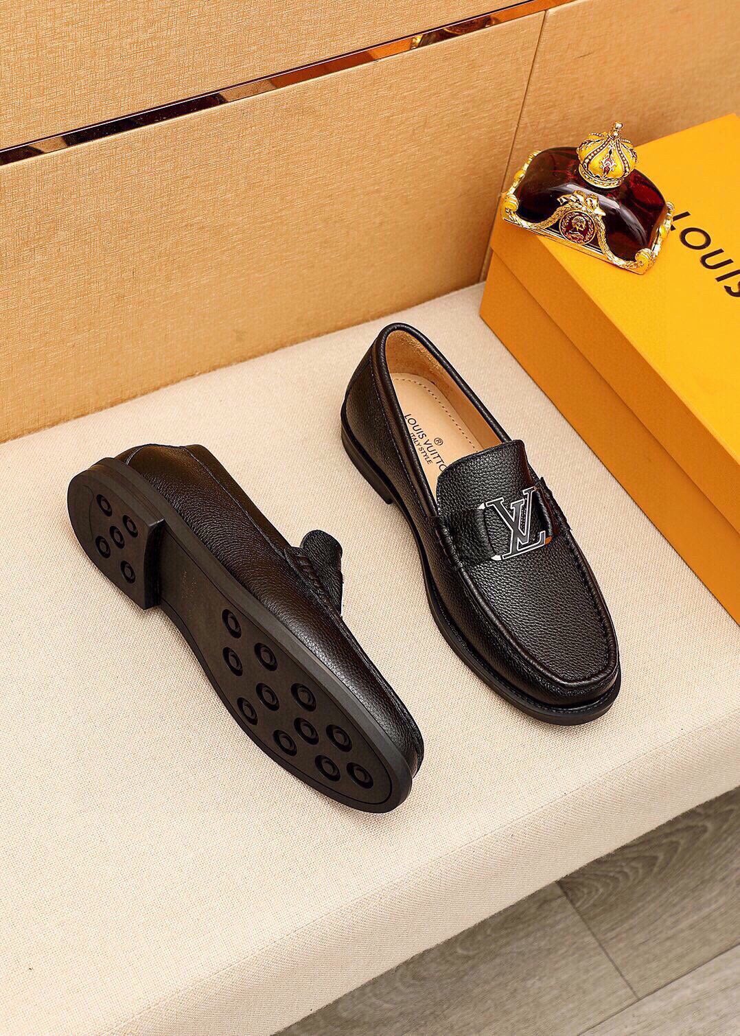 微商相册测试鞋子-Louis Vuitton Black Pebbled Loafers — front