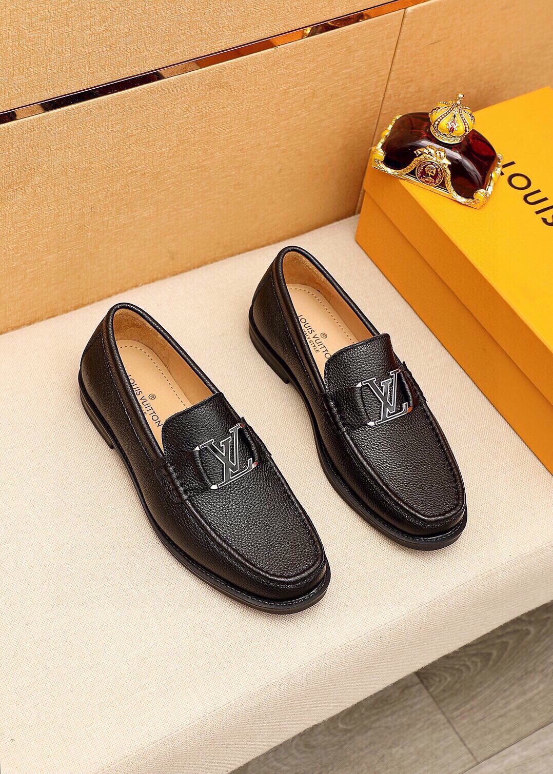 微商相册测试鞋子-Louis Vuitton Black Pebbled Loafers — hero