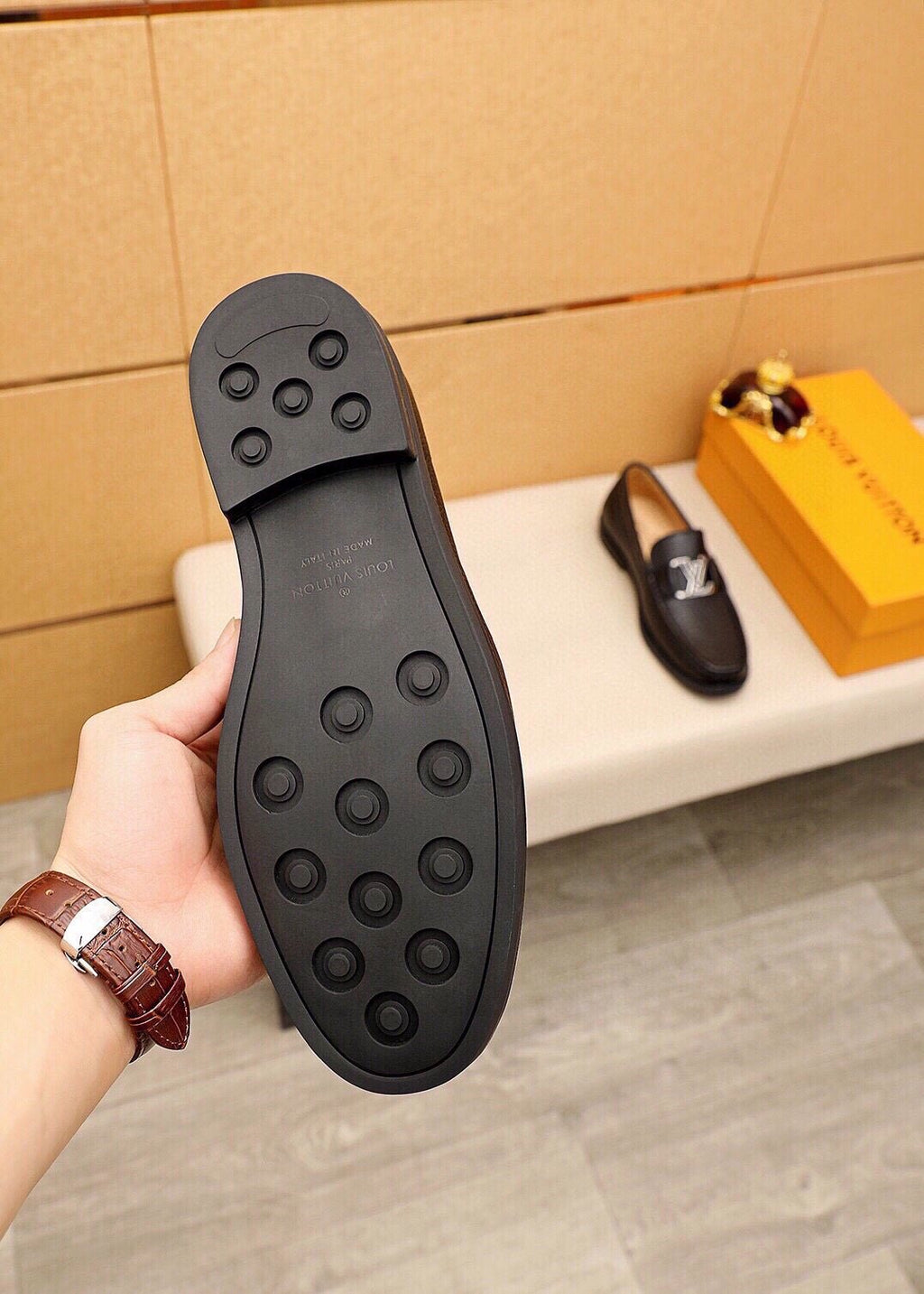 微商相册测试鞋子-Louis Vuitton Black Pebbled Loafers — detail