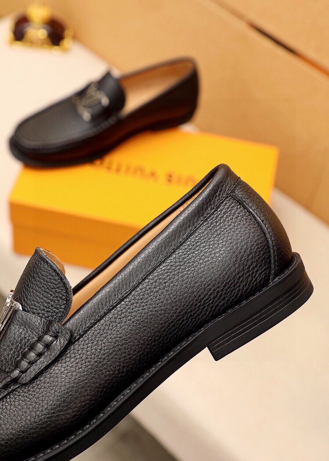 微商相册测试鞋子-Louis Vuitton Black Pebbled Loafers — detail