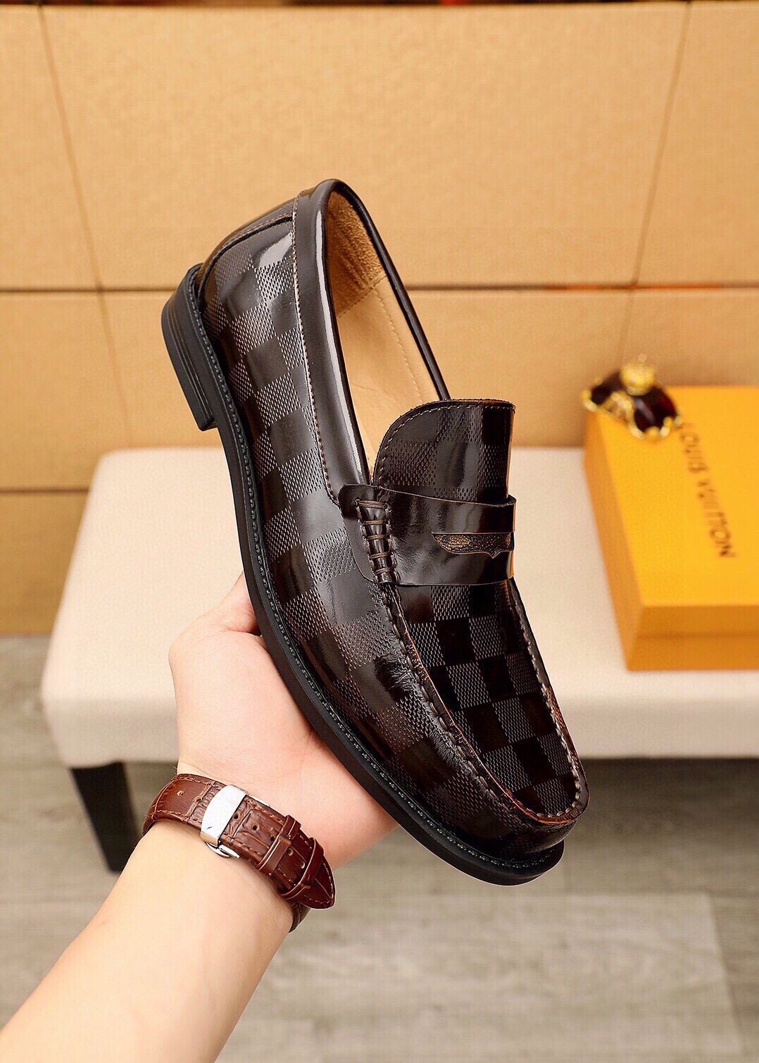 微商相册测试鞋子-Louis Vuitton Dark Brown Textured Loafers — model