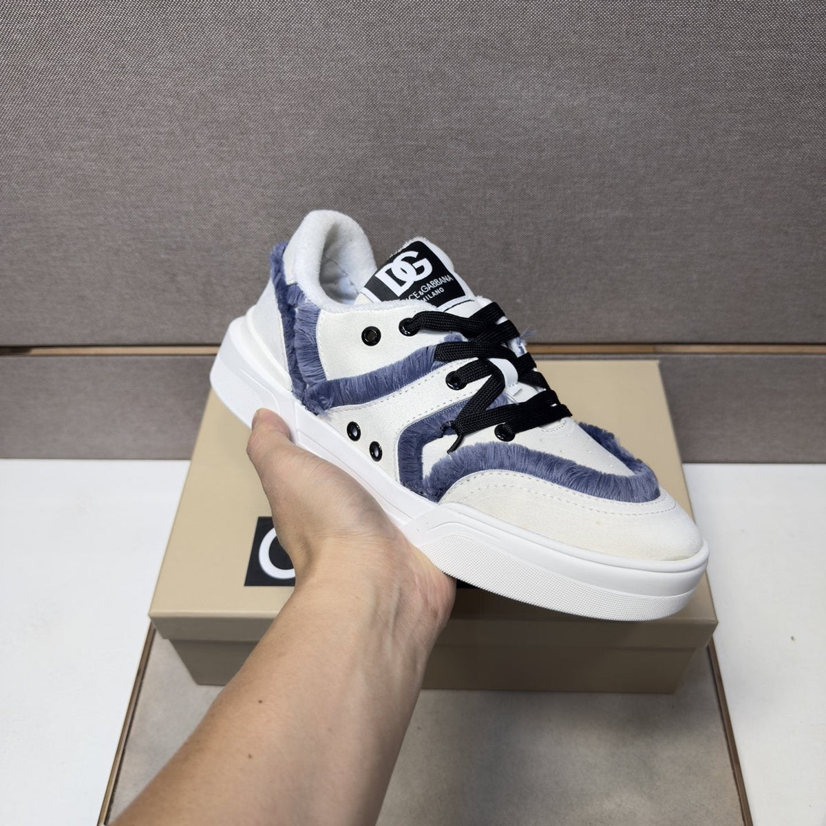 Dolce & Gabbana White & Navy Low-Top Sneakers — model