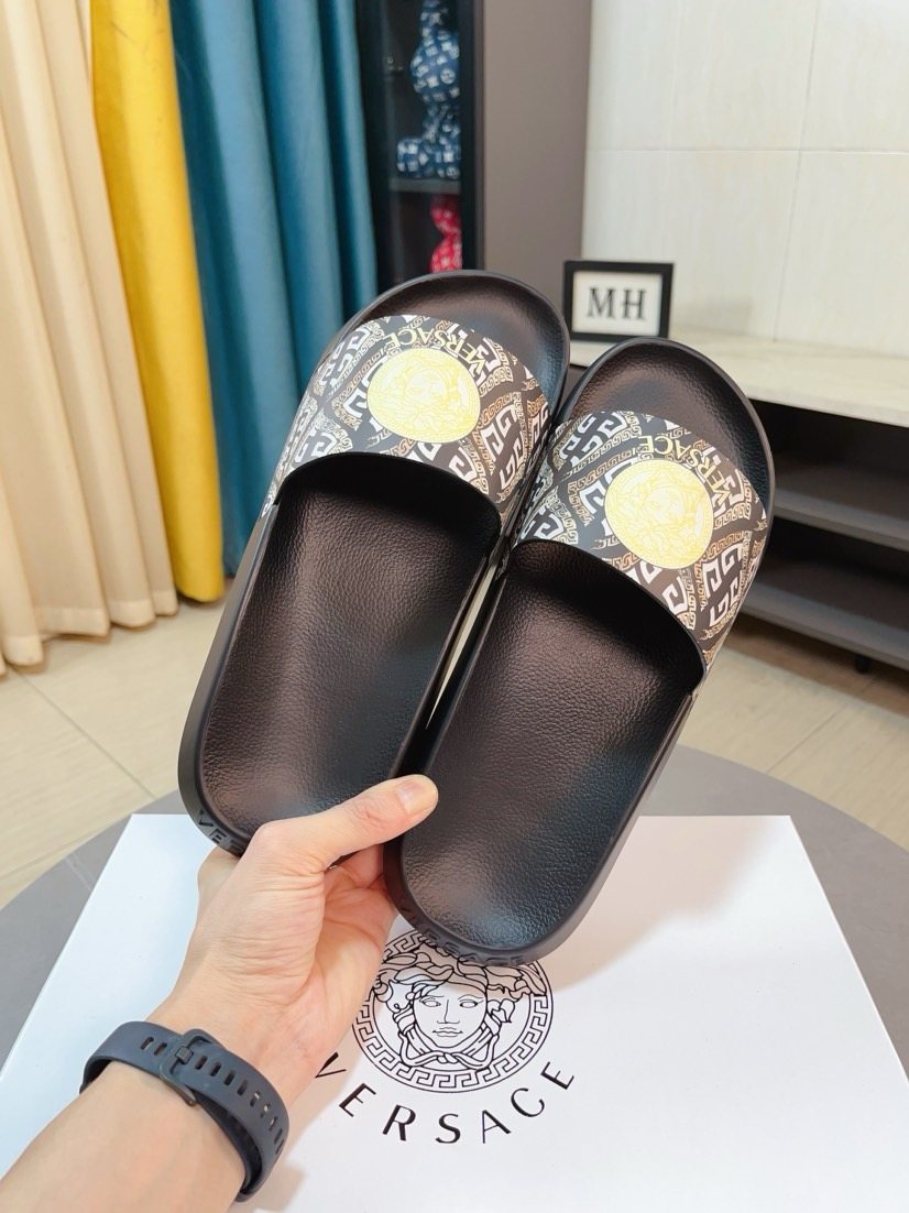 微商相册测试鞋子-Versace Patterned Emblem Slide Sandals — hero