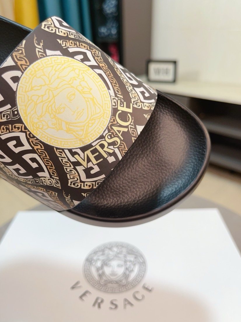 微商相册测试鞋子-Versace Patterned Emblem Slide Sandals — detail