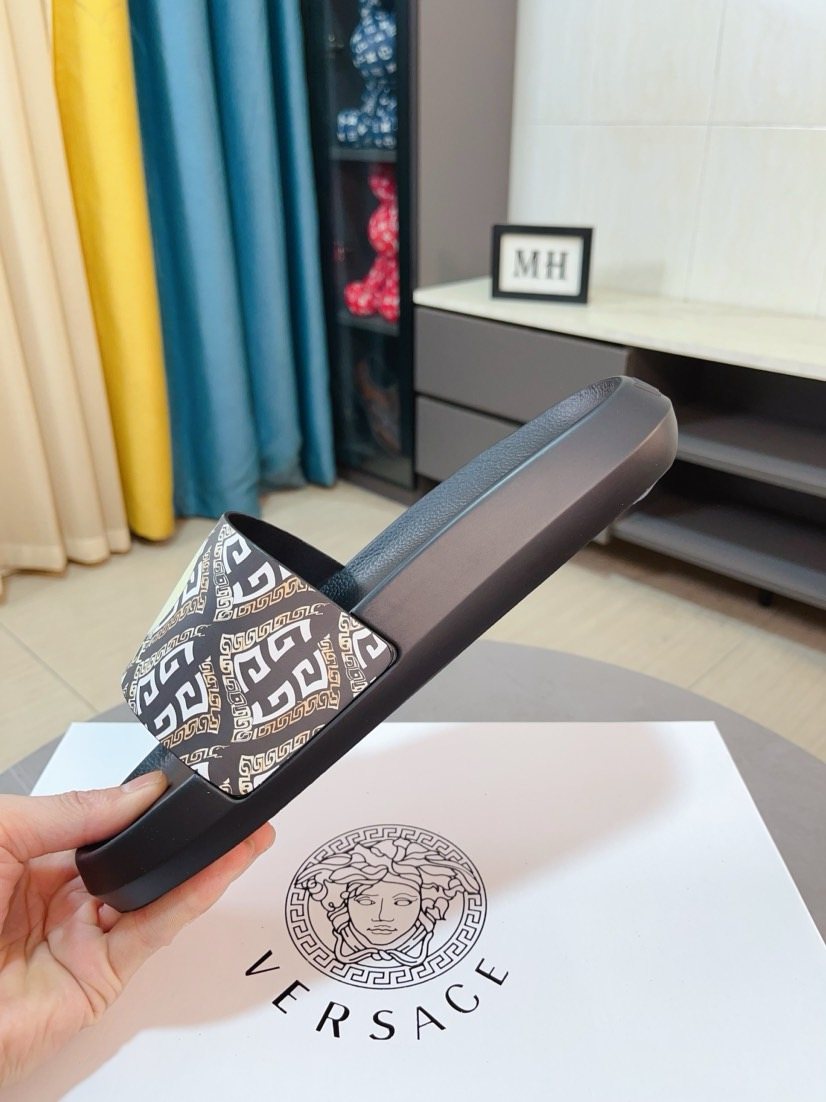 微商相册测试鞋子-Versace Patterned Emblem Slide Sandals — side