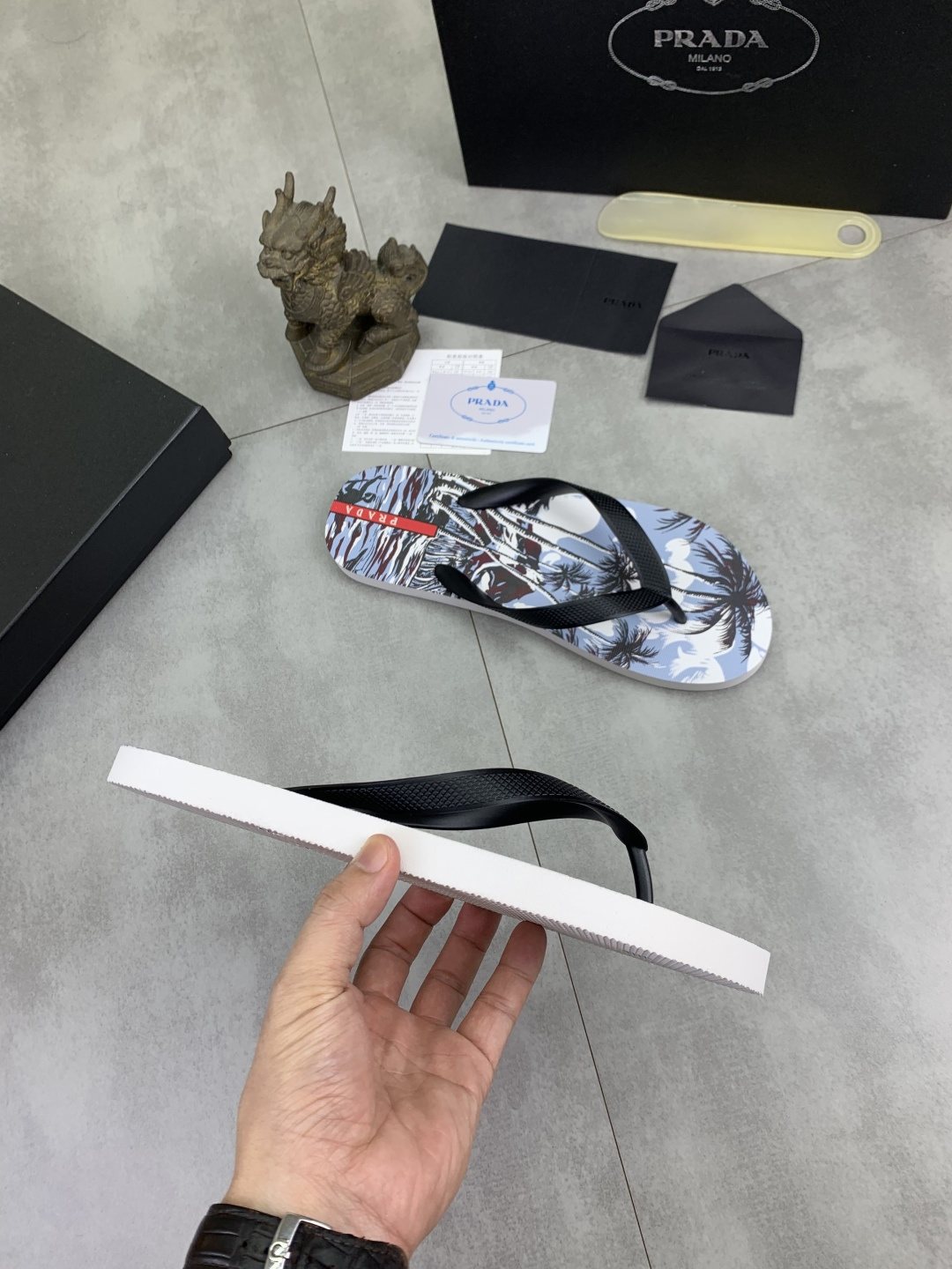 微商相册测试鞋子-Prada Botanical Print Flip-Flops — side