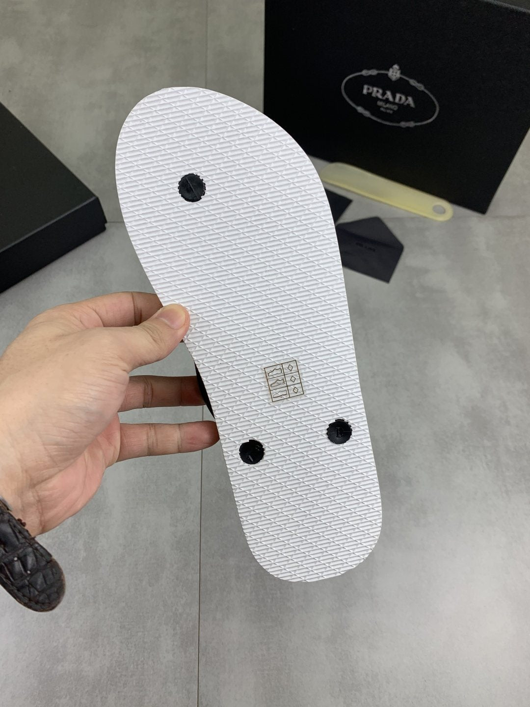 微商相册测试鞋子-Prada Striped Thong Flip-Flops — back