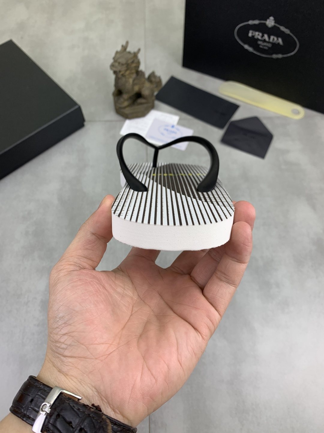 微商相册测试鞋子-Prada Striped Thong Flip-Flops — model