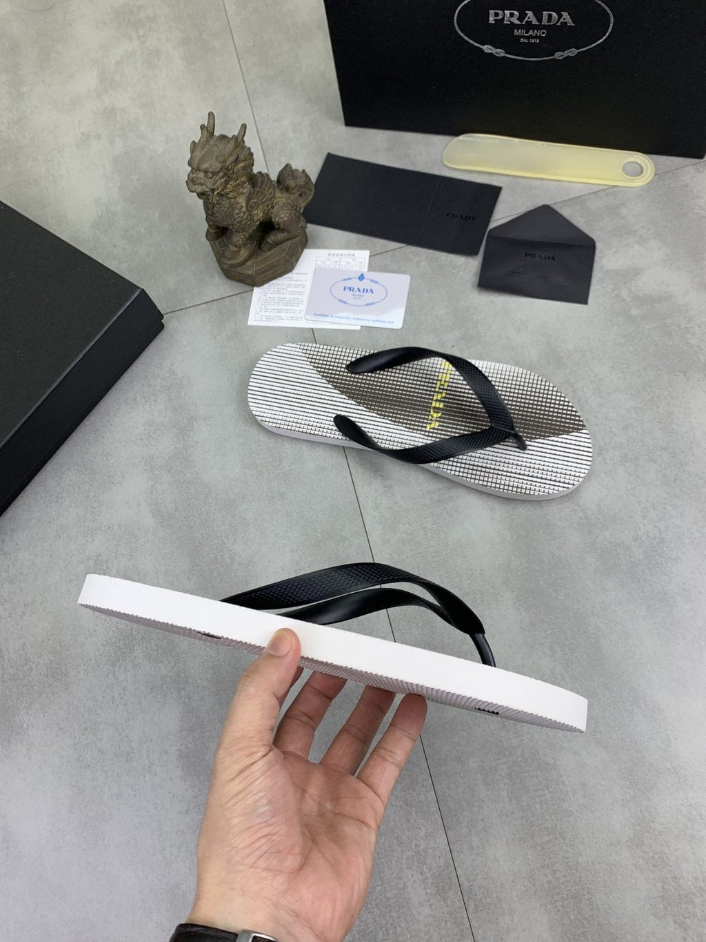 微商相册测试鞋子-Prada Striped Thong Flip-Flops — front