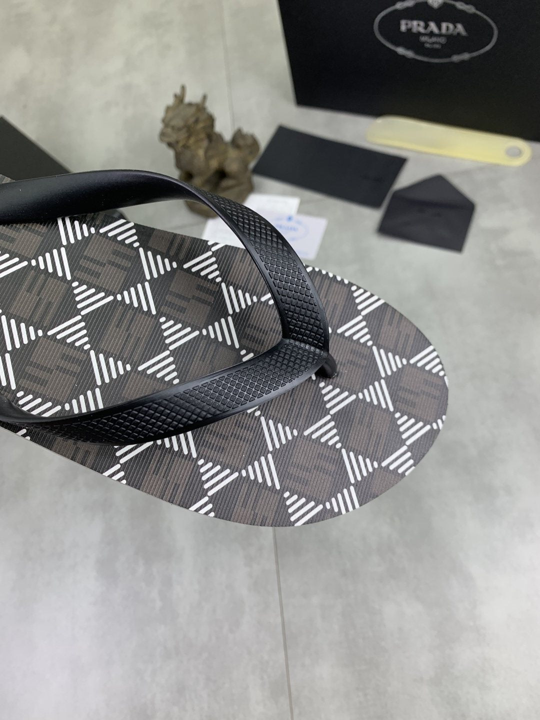 微商相册测试鞋子-Prada Geometric-Pattern Flip-Flops — front
