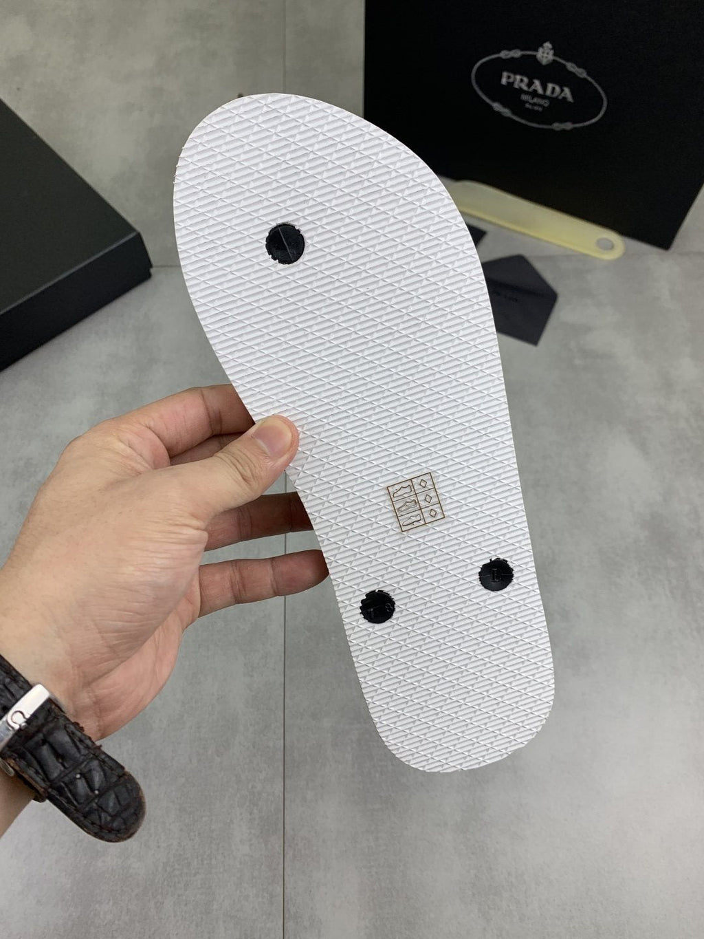 微商相册测试鞋子-Prada Geometric-Pattern Flip-Flops — back