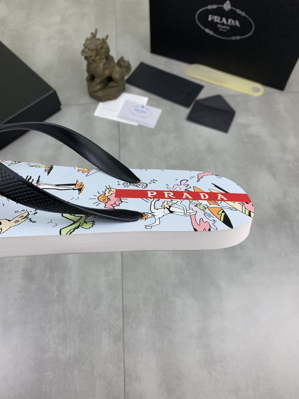 微商相册测试鞋子-Prada Printed Thong Flip-Flops — detail