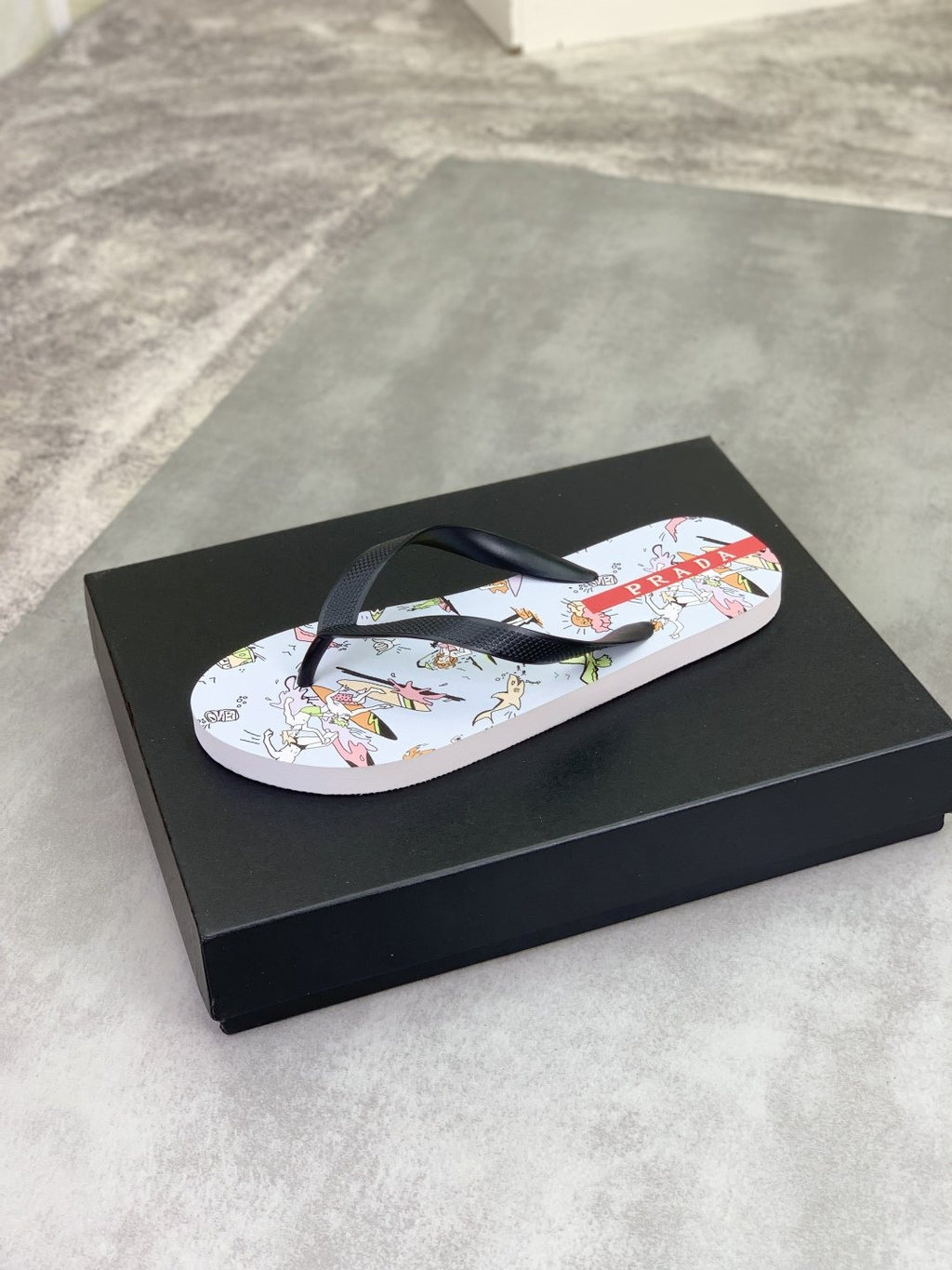 微商相册测试鞋子-Prada Printed Thong Flip-Flops — front