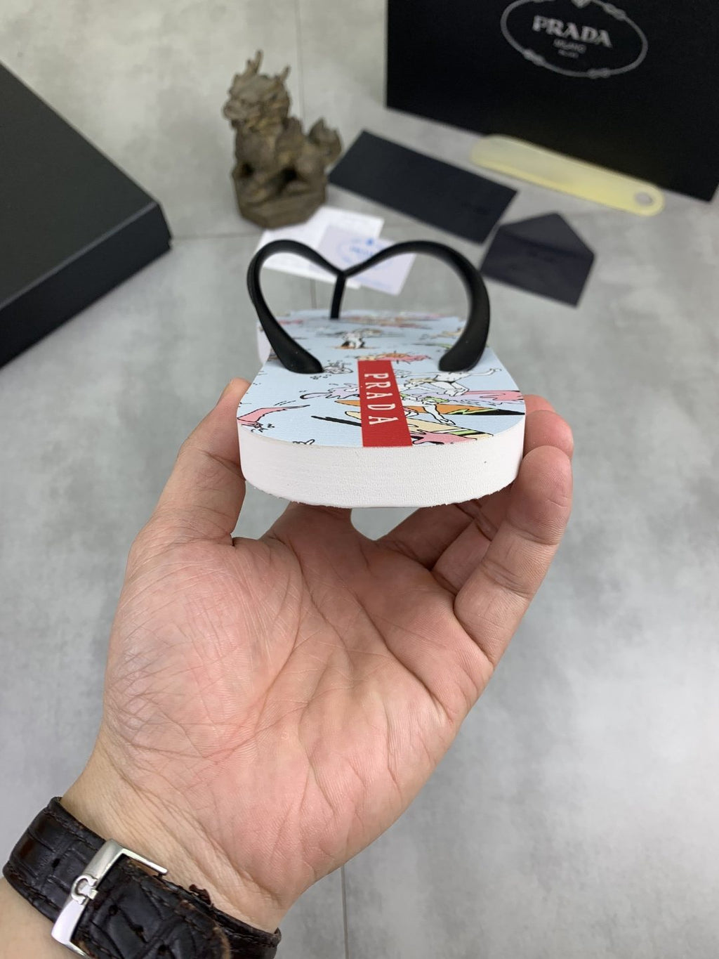 微商相册测试鞋子-Prada Printed Thong Flip-Flops — model