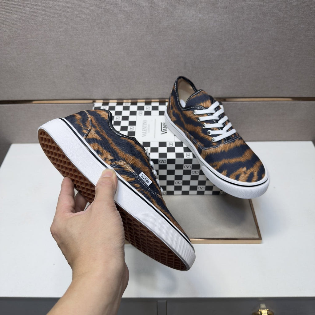 Vans Tiger Stripe Low-Top Sneakers — model