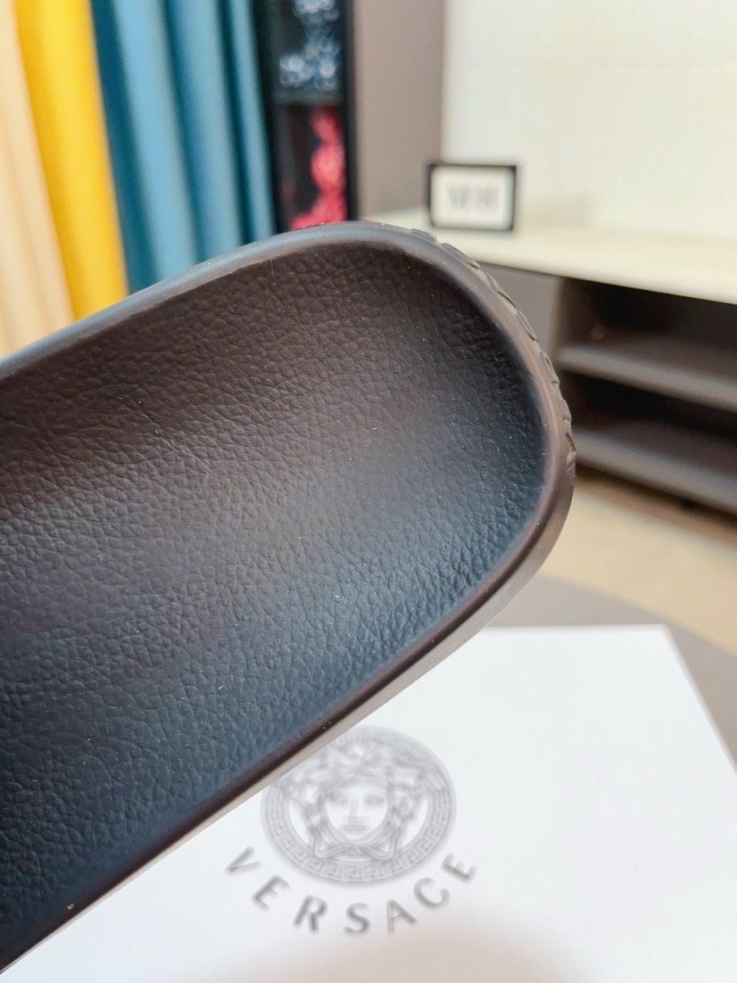 微商相册测试鞋子-Versace Men's Graphic Slide Sandals — detail