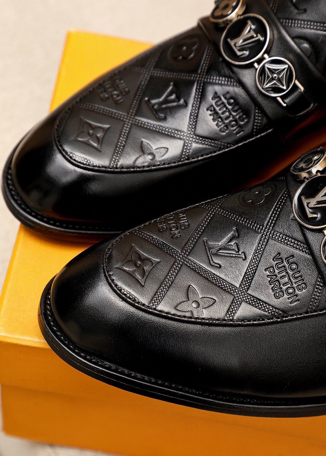 微商相册测试鞋子-Louis Vuitton Black Embossed Buckle Slip-On Shoes — detail