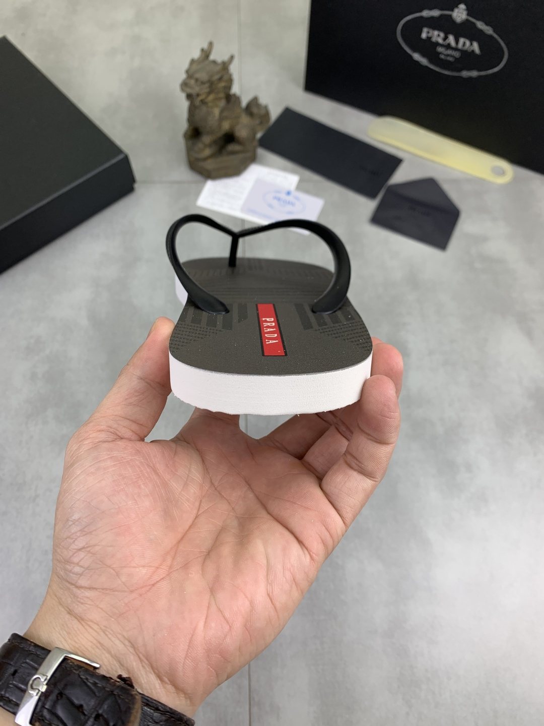 微商相册测试鞋子-Prada Gray and Black Flip-Flops — back