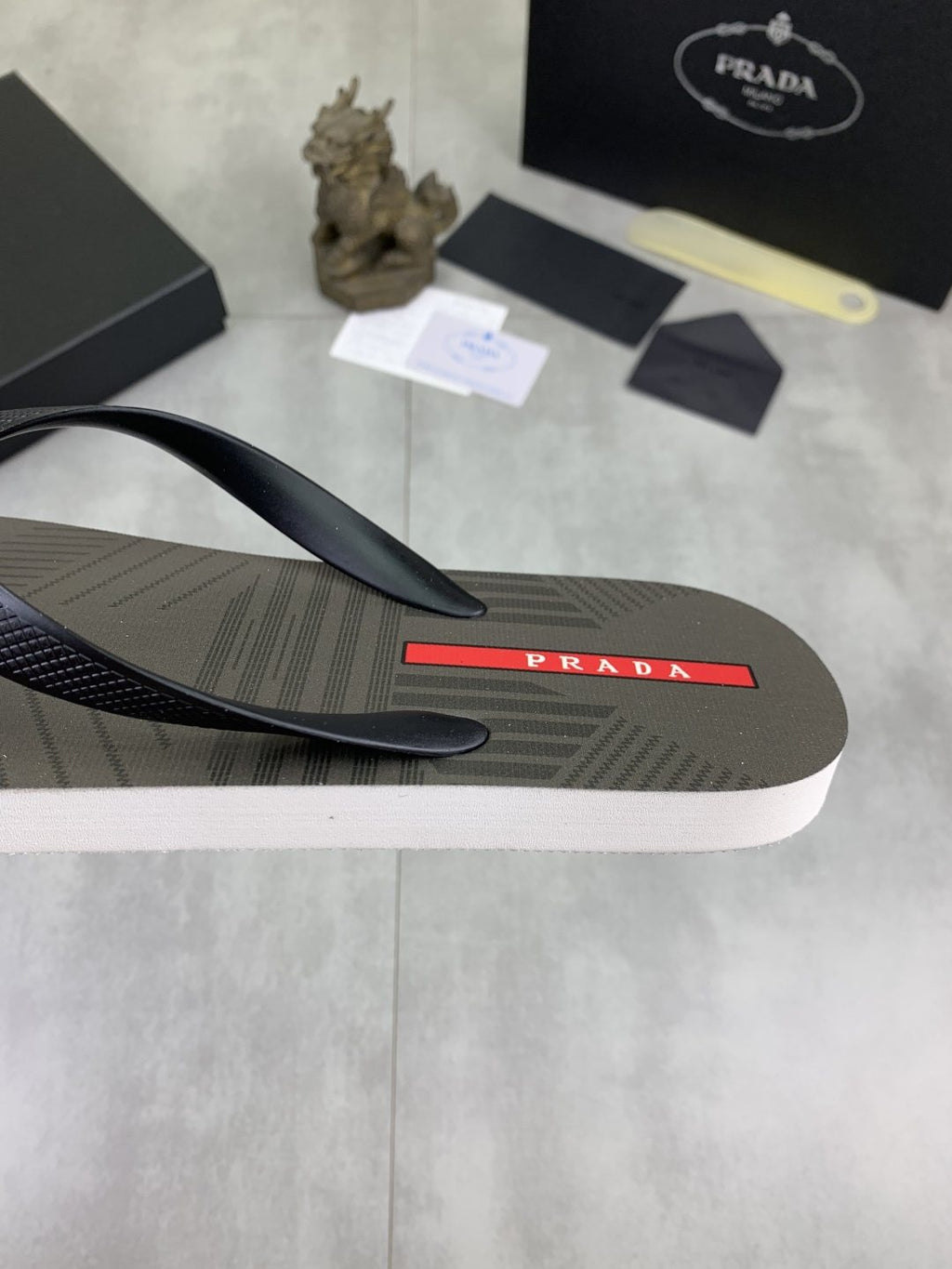 微商相册测试鞋子-Prada Gray and Black Flip-Flops — detail
