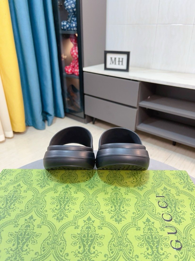 Gucci Striped Slide Sandals — hero