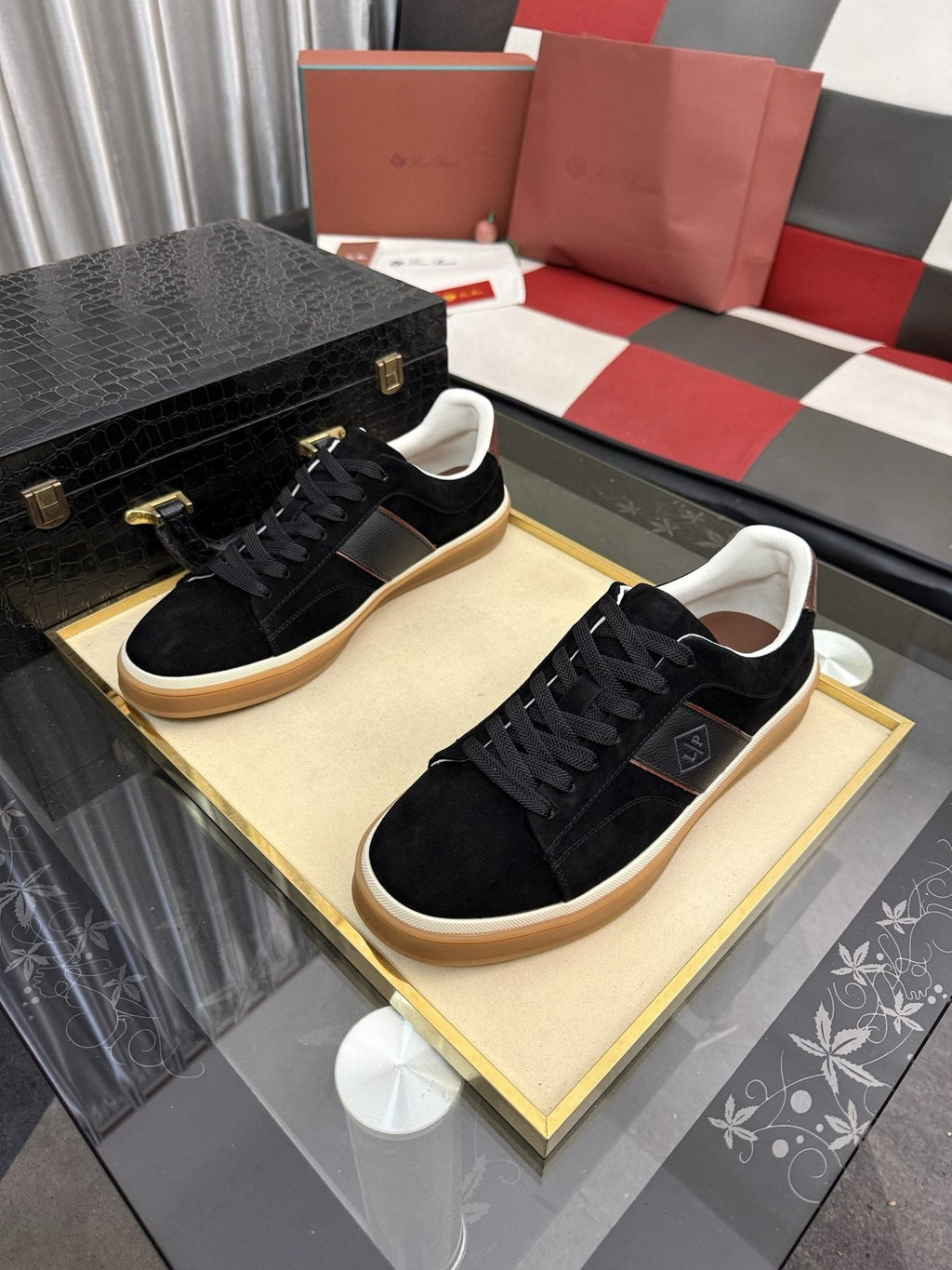微商相册测试鞋子-Low-Top Lace-Up Sneakers with Gum Sole — front