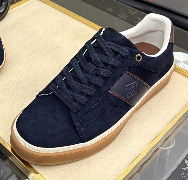 微商相册测试鞋子-Low-Top Lace-Up Sneakers with Gum Sole — hero