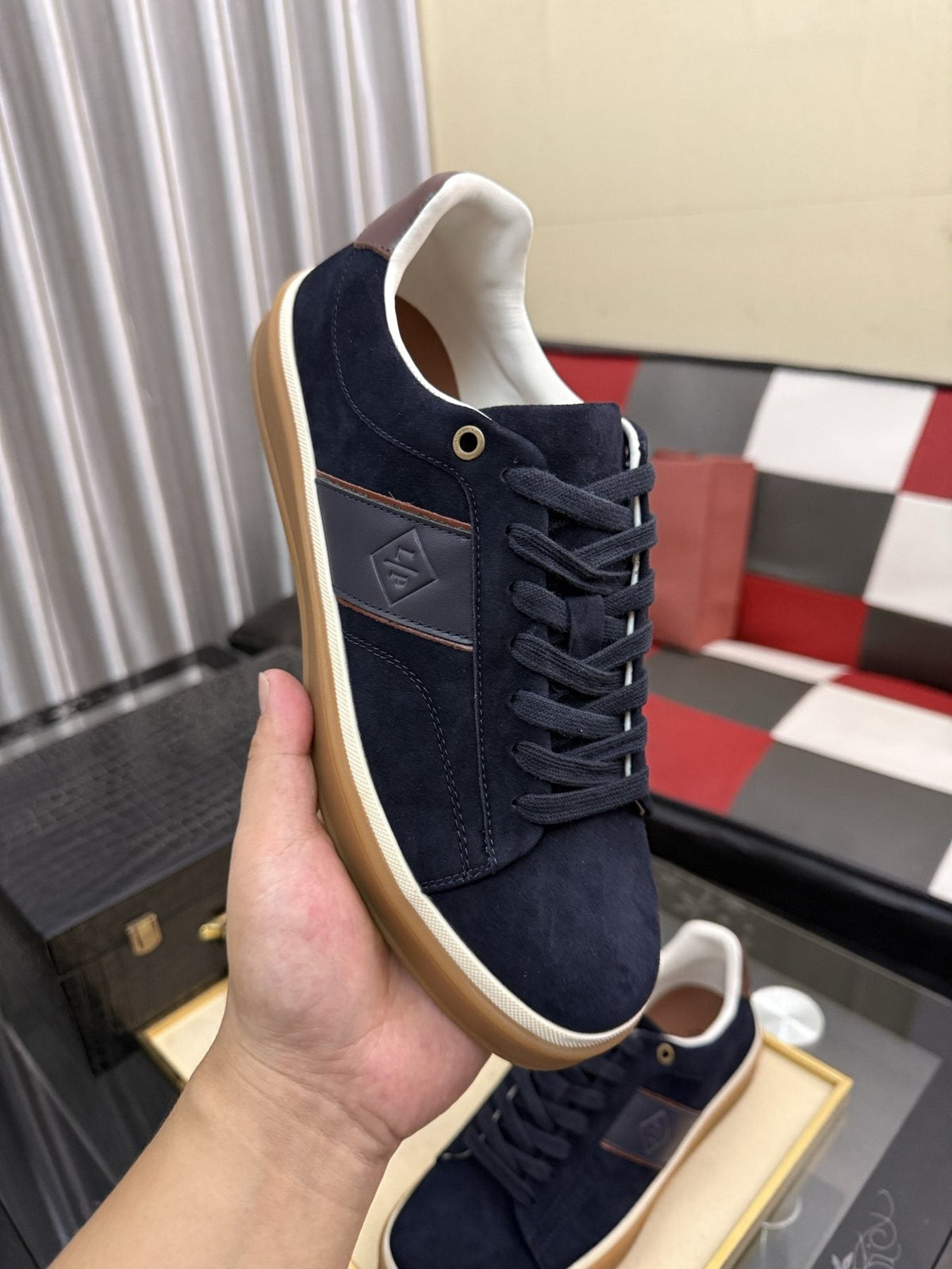 微商相册测试鞋子-Low-Top Lace-Up Sneakers with Gum Sole — model