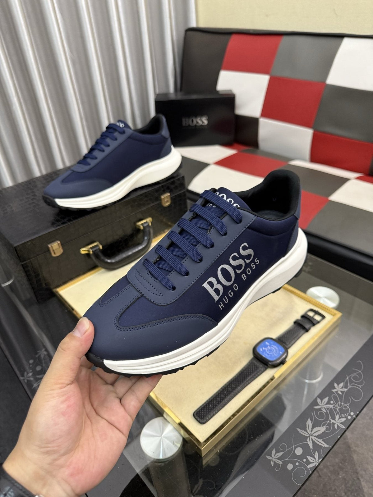 Hugo Boss Logo Low-Top Sneakers — model