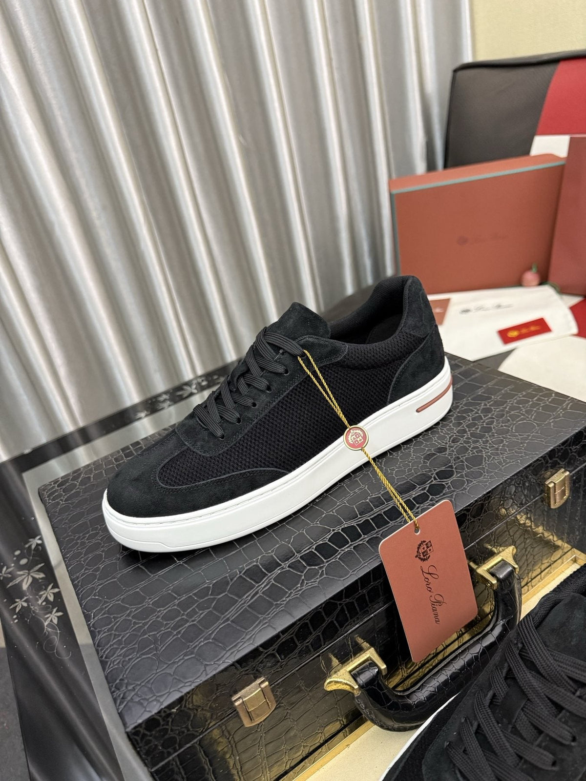 微商相册测试鞋子-Textured Panel Low-Top Sneakers — front