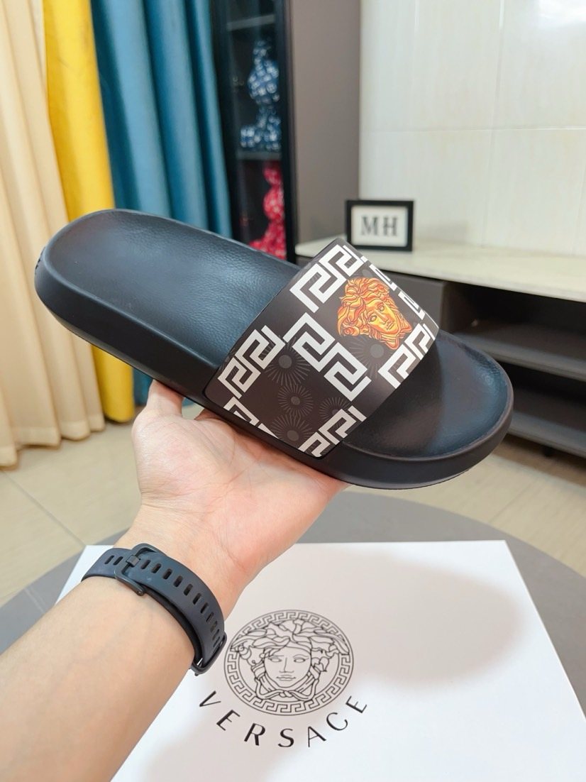 微商相册测试鞋子-Versace Geometric Strap Slide Sandals — model