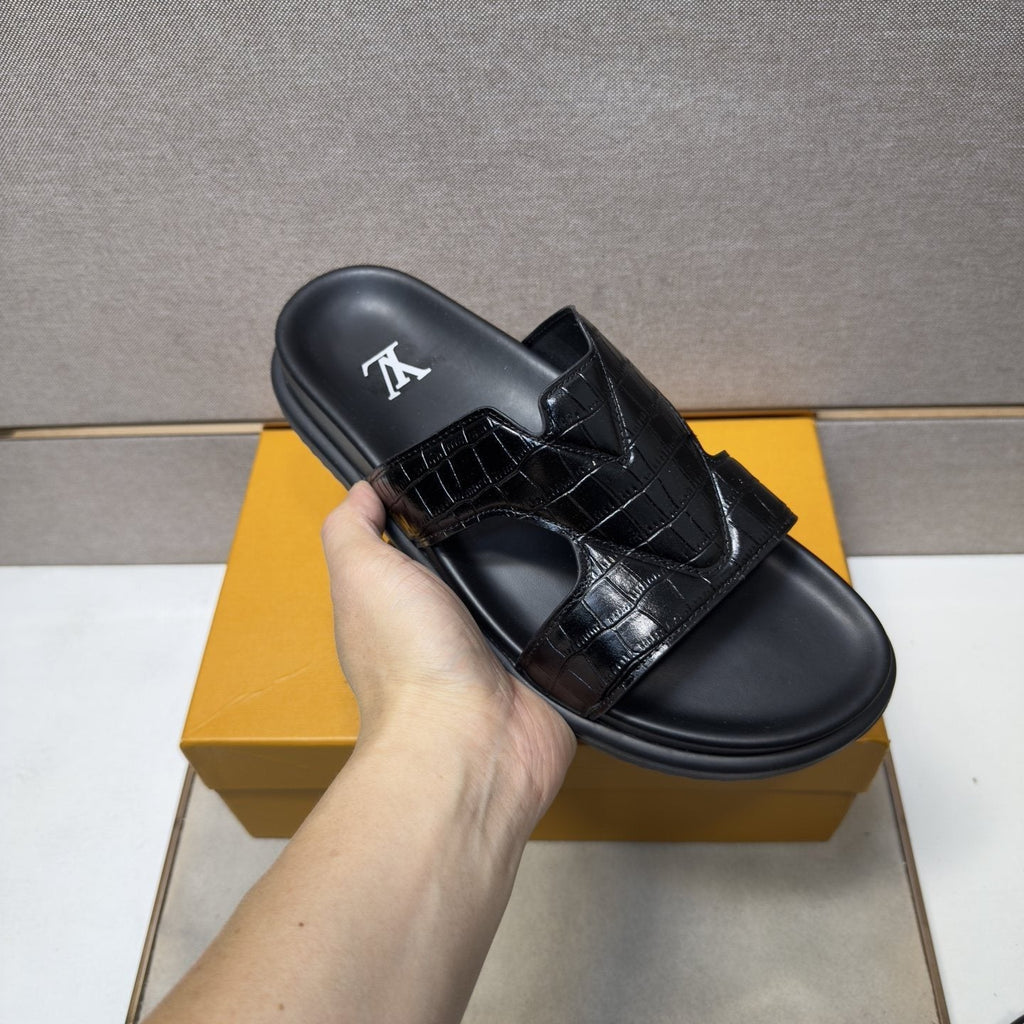 Men’s Textured Crossover Slide Sandals — model