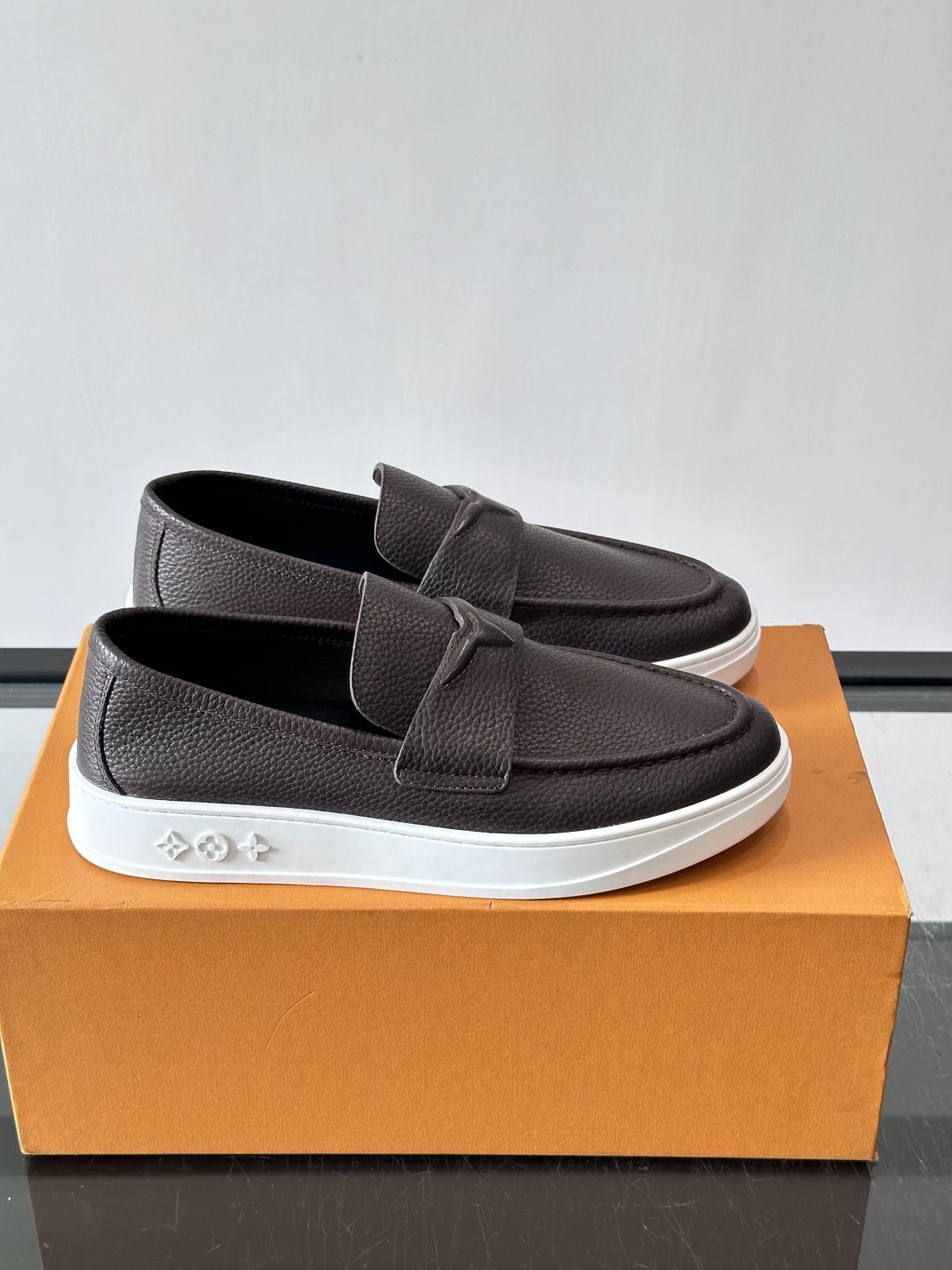 微商相册测试鞋子-Louis Vuitton Textured Platform Slip-On Loafers — front