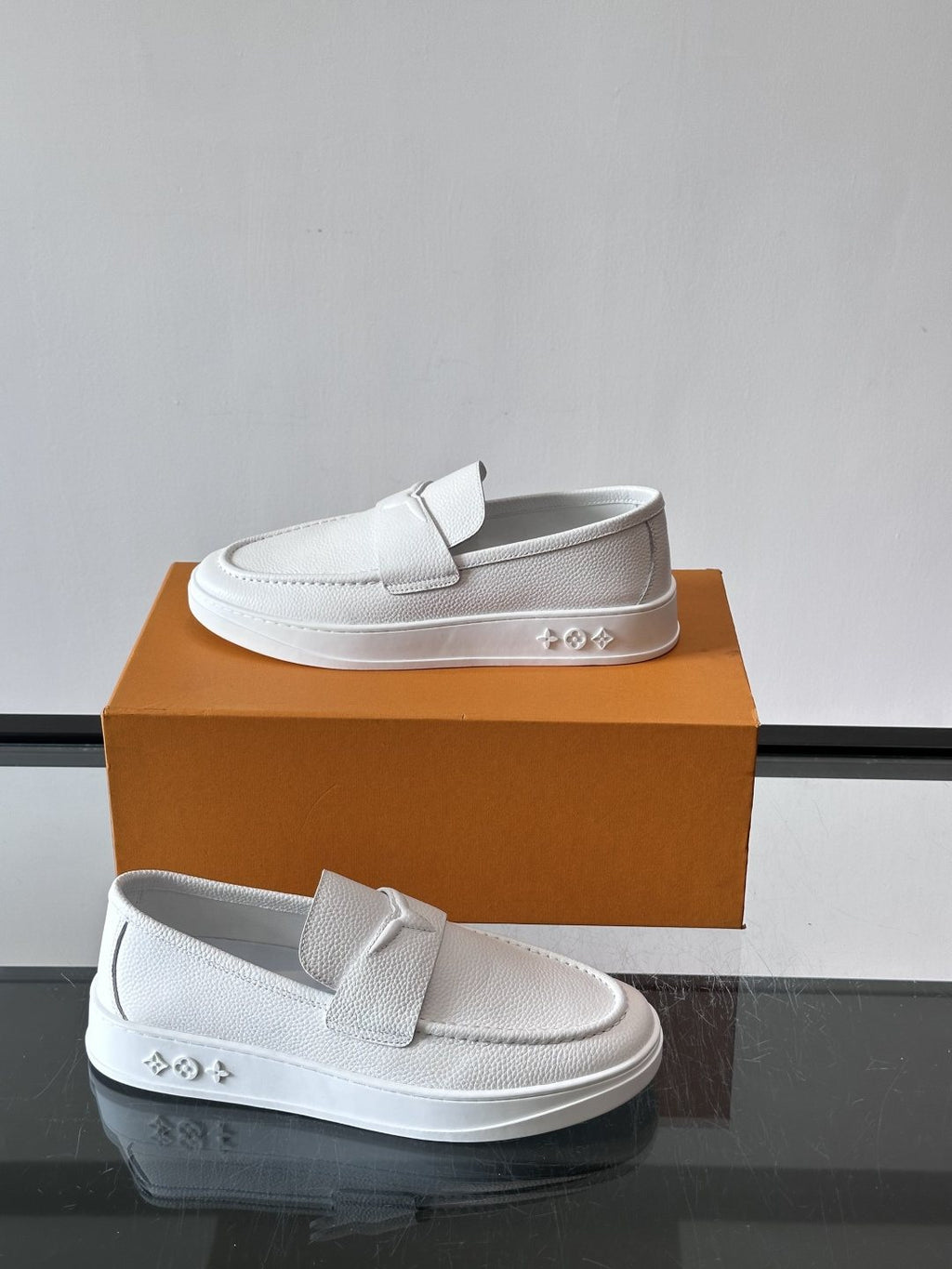 微商相册测试鞋子-Louis Vuitton Textured Platform Slip-On Loafers — side