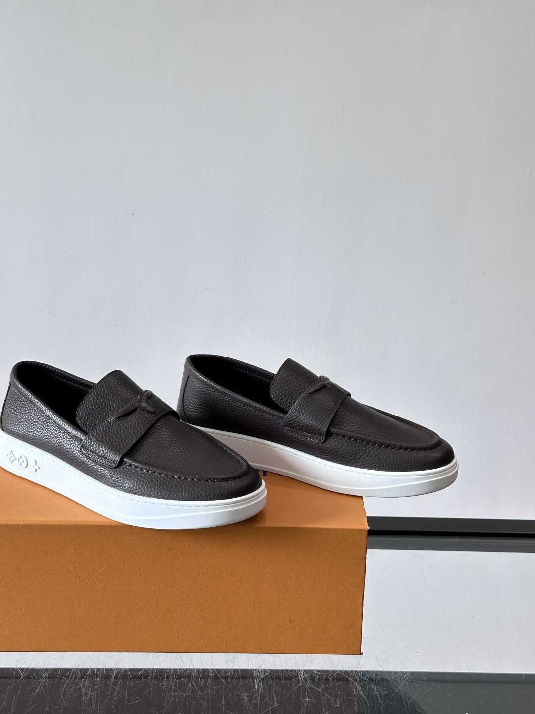 微商相册测试鞋子-Louis Vuitton Textured Platform Slip-On Loafers — front