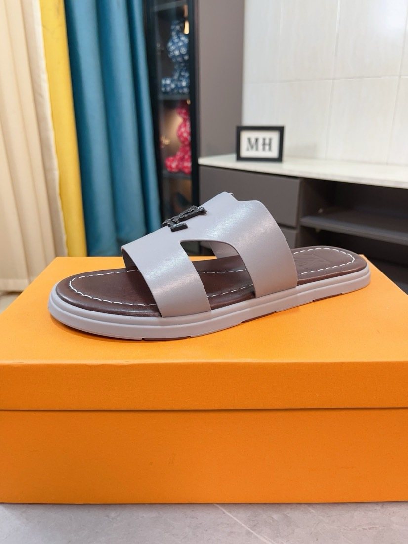 Louis Vuitton Logo-Pattern Slide Sandals — front