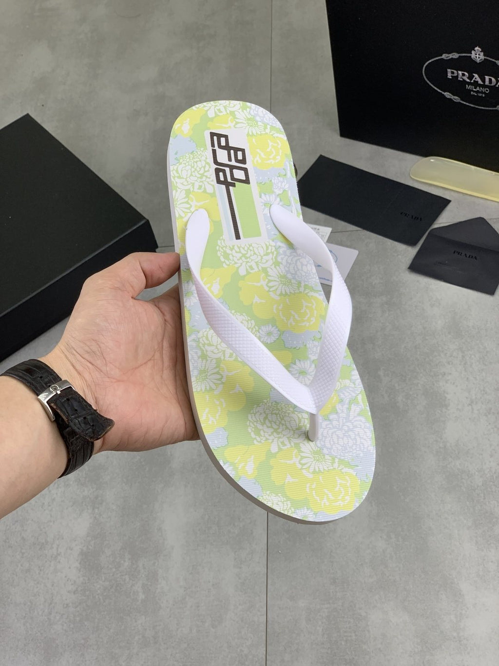微商相册测试鞋子-Prada Floral Thong Flip-Flops — detail