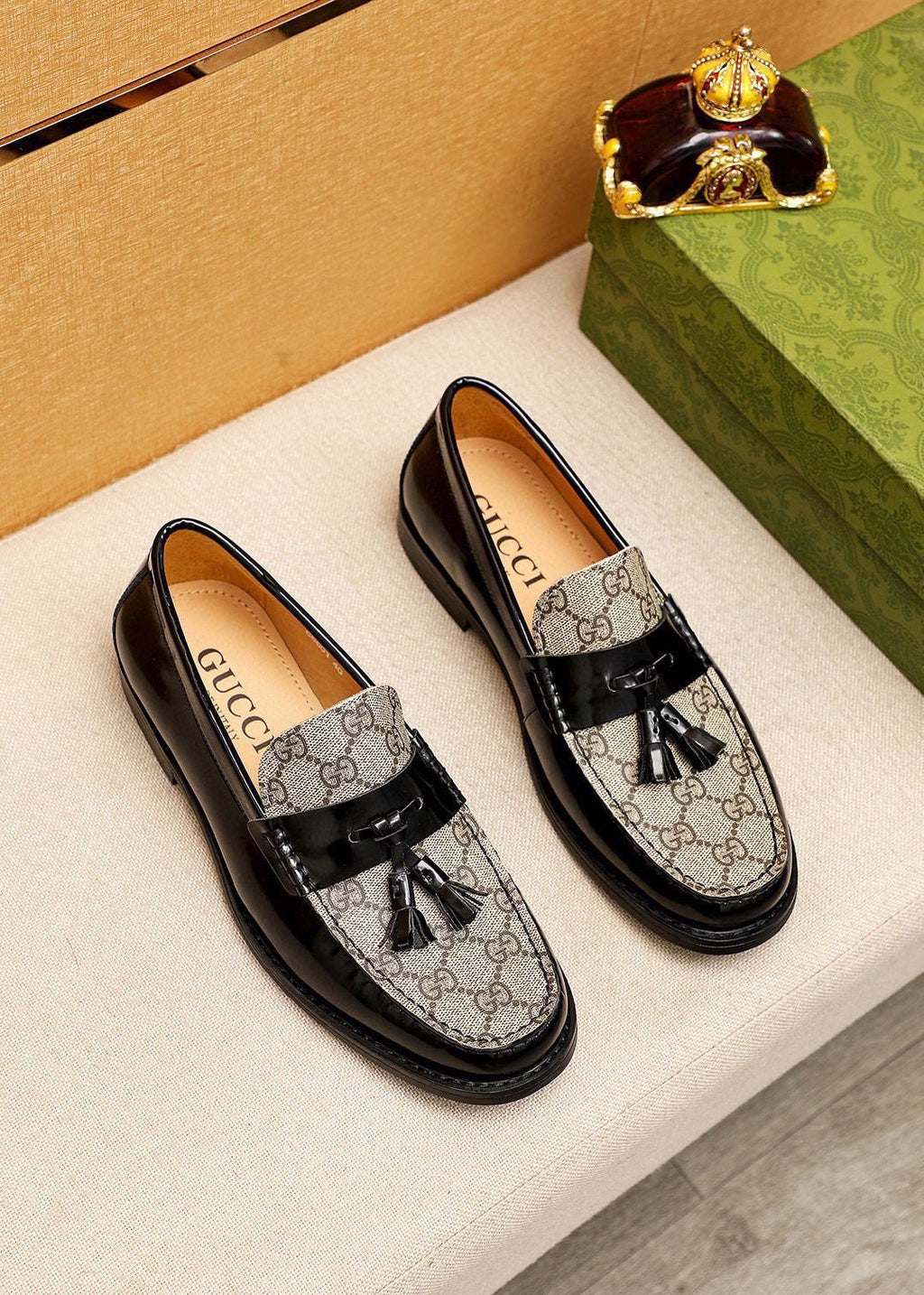 微商相册测试鞋子-Gucci Tassel Monogram Loafers — hero