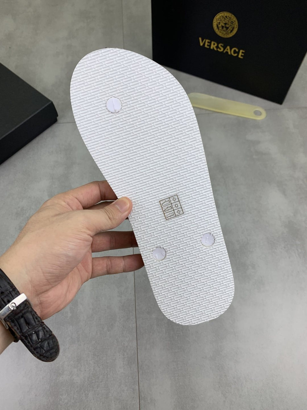 微商相册测试鞋子-Versace Light Blue Patterned Flip-Flops — back