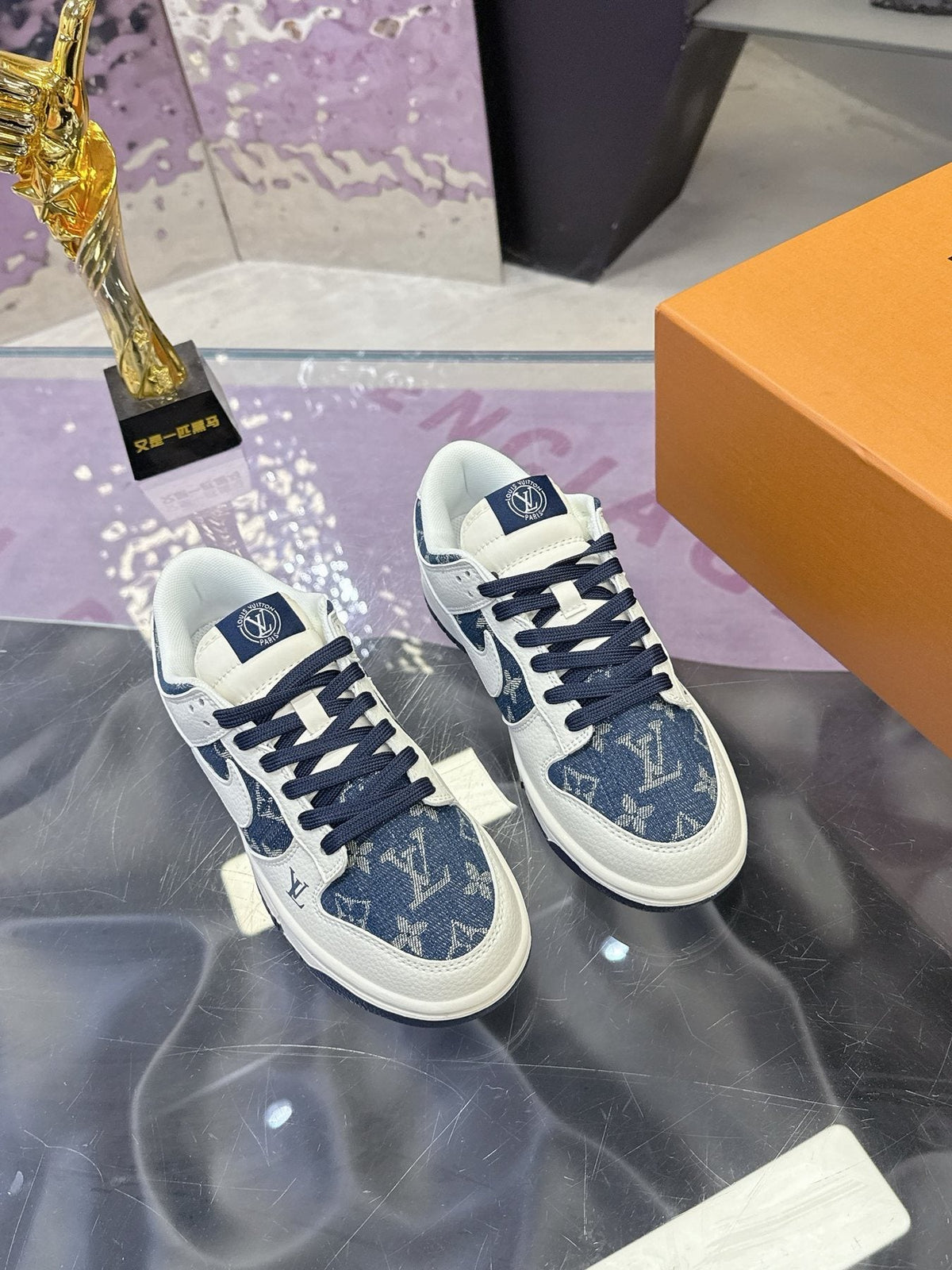 Nike Navy Pattern Low-Top Sneakers — front
