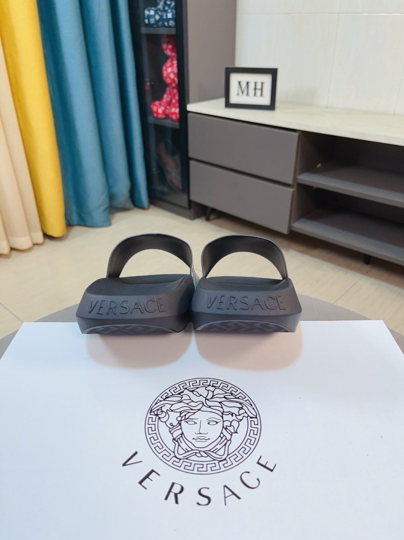 微商相册测试鞋子-Versace Patterned Slide Sandals — front