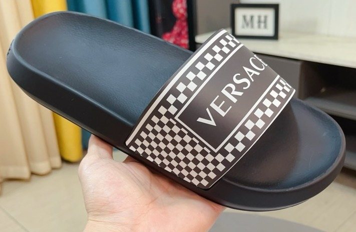 微商相册测试鞋子-Versace Patterned Slide Sandals — front