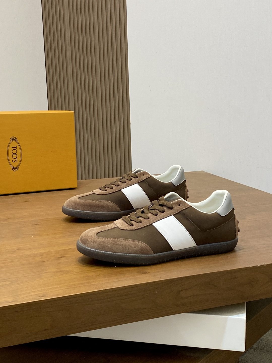 TOD'S Contrast Panel Low-Top Sneakers — front